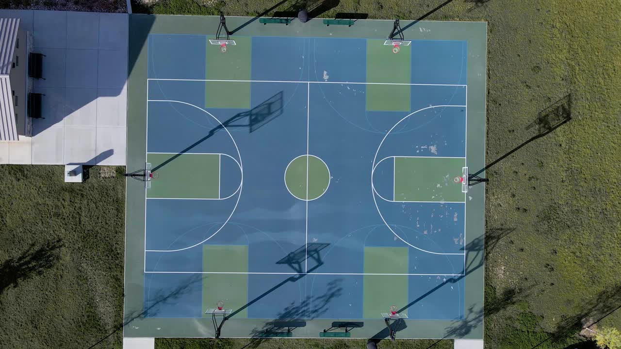 Veduta aerea direttamente sopra un campo da pickleball