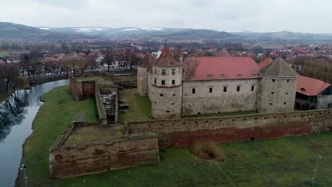 Aerial-rise-over-the-Fagaras-fortress-in-Brasov's-county,-Romania