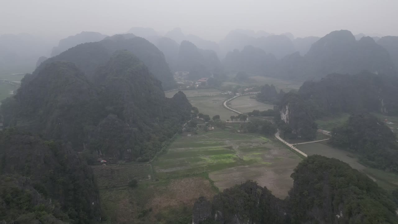 дронный снимок ярко-зеленых рисовых террас в горном регионе нинь в северном вьетнаме