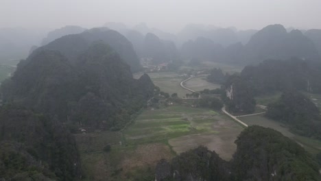 fotografía de avión no tripulado de terrazas de arroz verde brillante en la región montañosa de ninh en el norte de vietnam