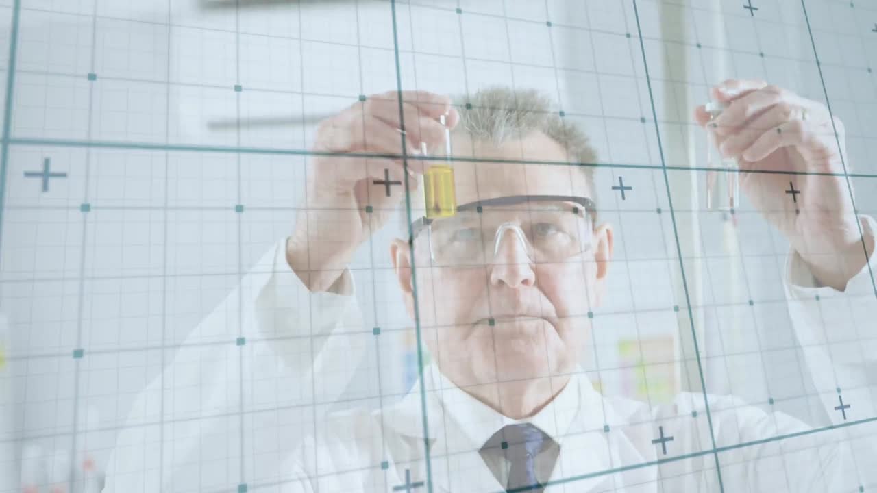 animación de pantalla digital sobre el trabajador de laboratorio caucásico senior con muestra