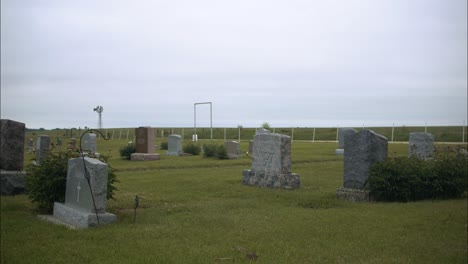 Grabsteine-Und-Gräber-Auf-Dem-Friedhof-An-Einem-Trüben,-Bewölkten-Tag