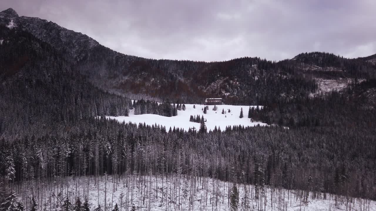 mirador del teleférico hacia abajo en la cumbre de kasprowy wierch a través de las nevadas montañas tatra polacas terreno extremo