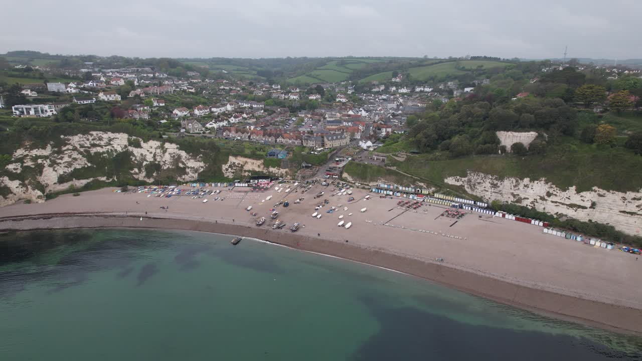 cerveza pueblo pesquero y playa devon inglaterra drone aéreo alto punto de vista