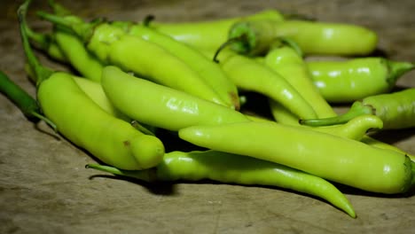 pimientos picantes con especias en la mesa de madera de cerca