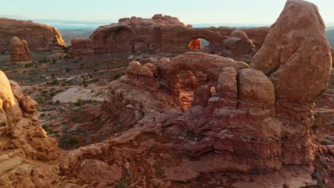 luz dorada del sol sobre los cañones en el parque nacional de arches en moab, utah, estados unidos