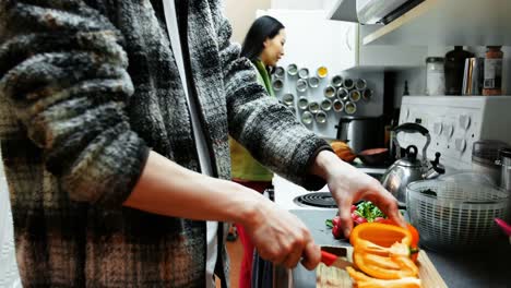 hombre cortando verduras en la cocina