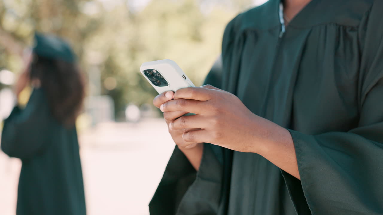 졸업식에서 스마트폰을 사용하는 학생