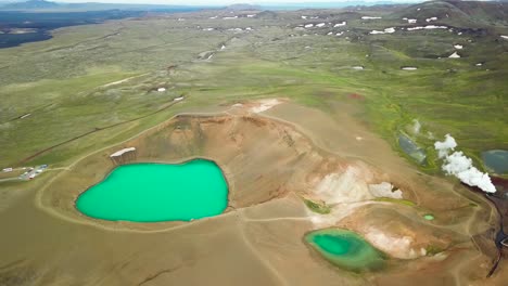 Wunderschöne-Drohnenaufnahme-Des-Geothermalgebiets-Krafla-In-Island-Mit-Grünen-Seen-Und-Dampfenden-Heißen-Töpfen-5