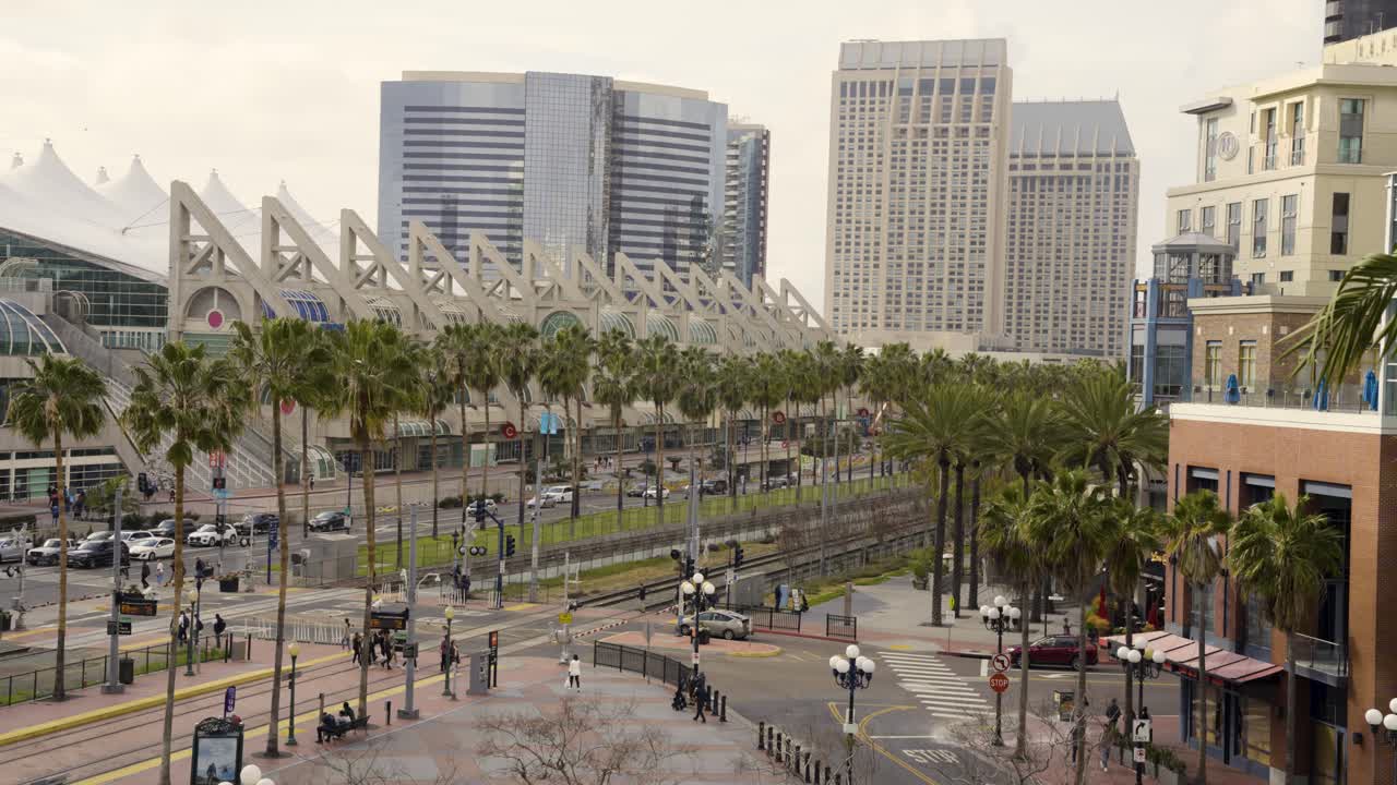 보행자가 많은 화창한 날 샌디에이고 컨벤션 센터