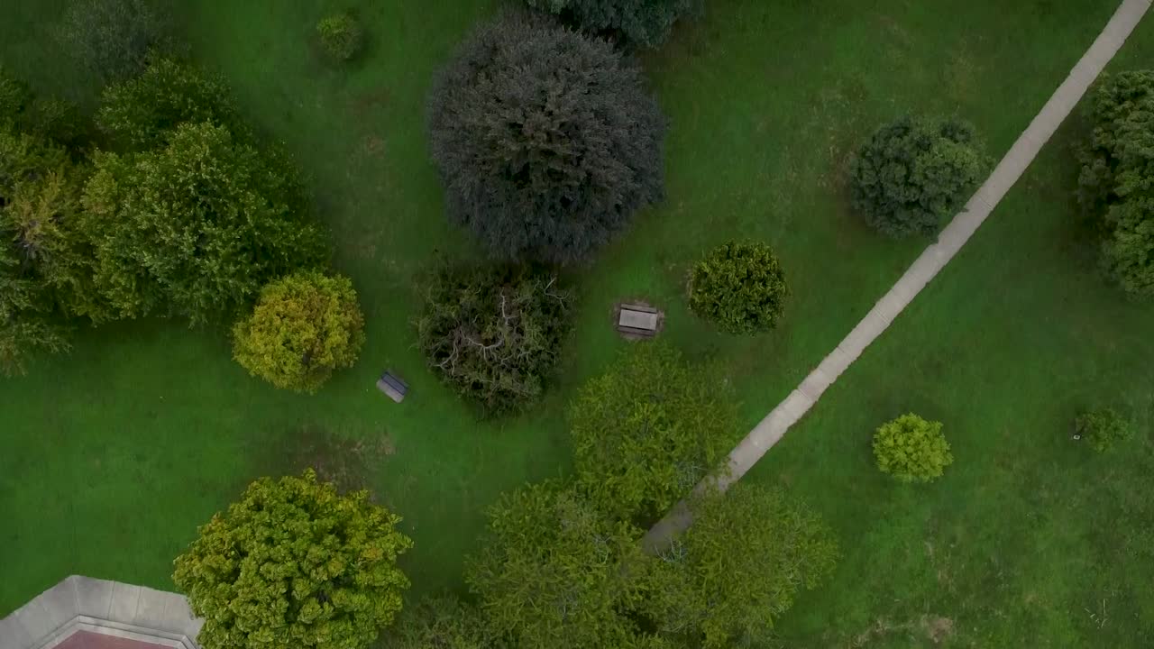 toma aérea de un dron recorriendo el parque goodale en columbus, ohio, revelando los exuberantes árboles verdes, la glorieta y los senderos para caminar del parque