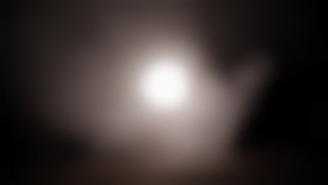 extraño, brillante, alienígena, luz de orbe ovni, luz de fantasma o luna con humo y niebla para halloween o ciencia ficción, fondo de ciencia ficción