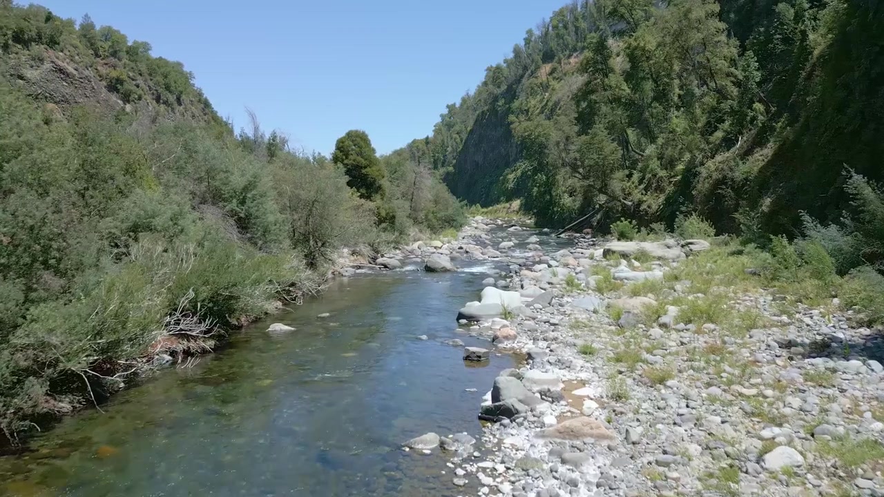 El Radal, Cile, in avanti, volo, aereo, vista, drone, filmato, fiume, montagna, roccioso, sponde, limpido, acqua, canyon, nativo, foresta, denso, alberi, paesaggio, Ñuble, Sud America, natura, natura selvaggia.