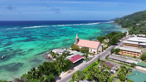 Playa-De-La-Iglesia-En-La-Playa-De-Anse-Royale-En-La-Isla-De-Mahe,-Seychelles