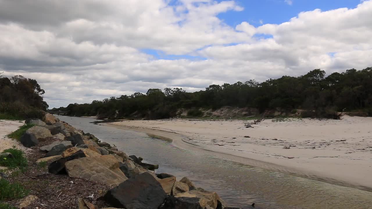 río que desemboca en el océano índico, bahía geographe, australia