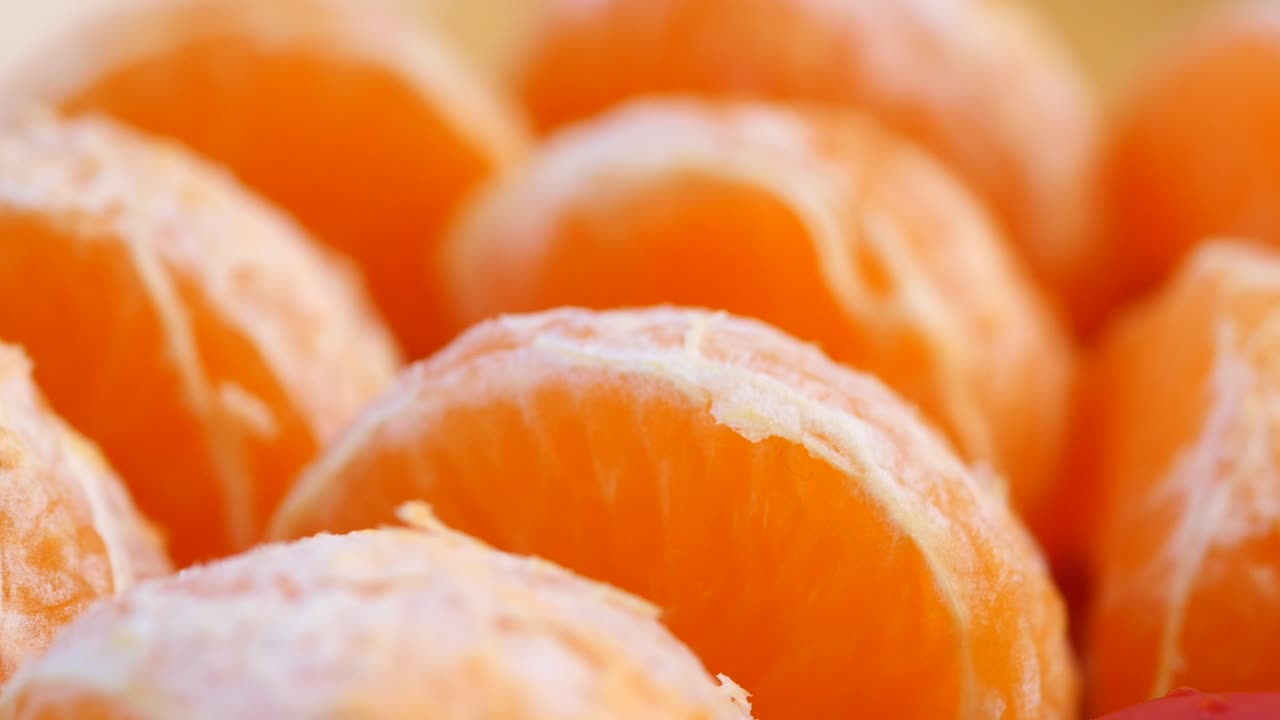 Close-up dari potongan jeruk mandarin yang dikupas