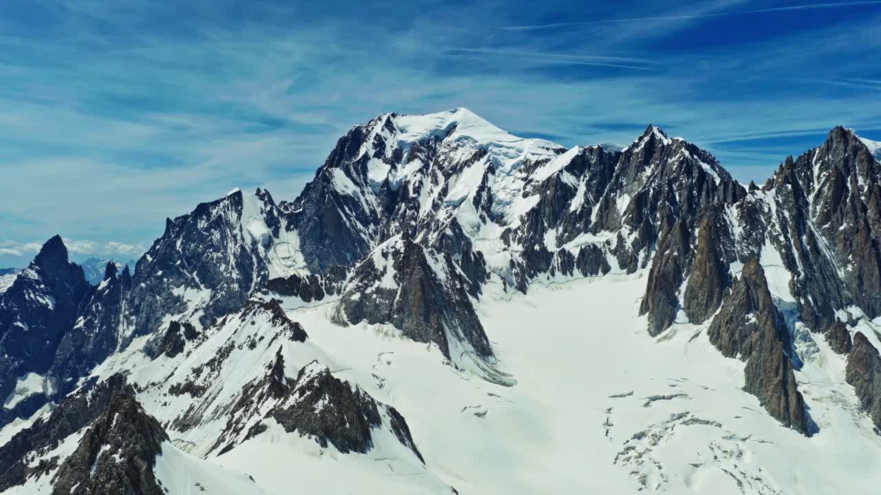 Viste aeree, pittoresca catena montuosa innevata, valle alpina francese