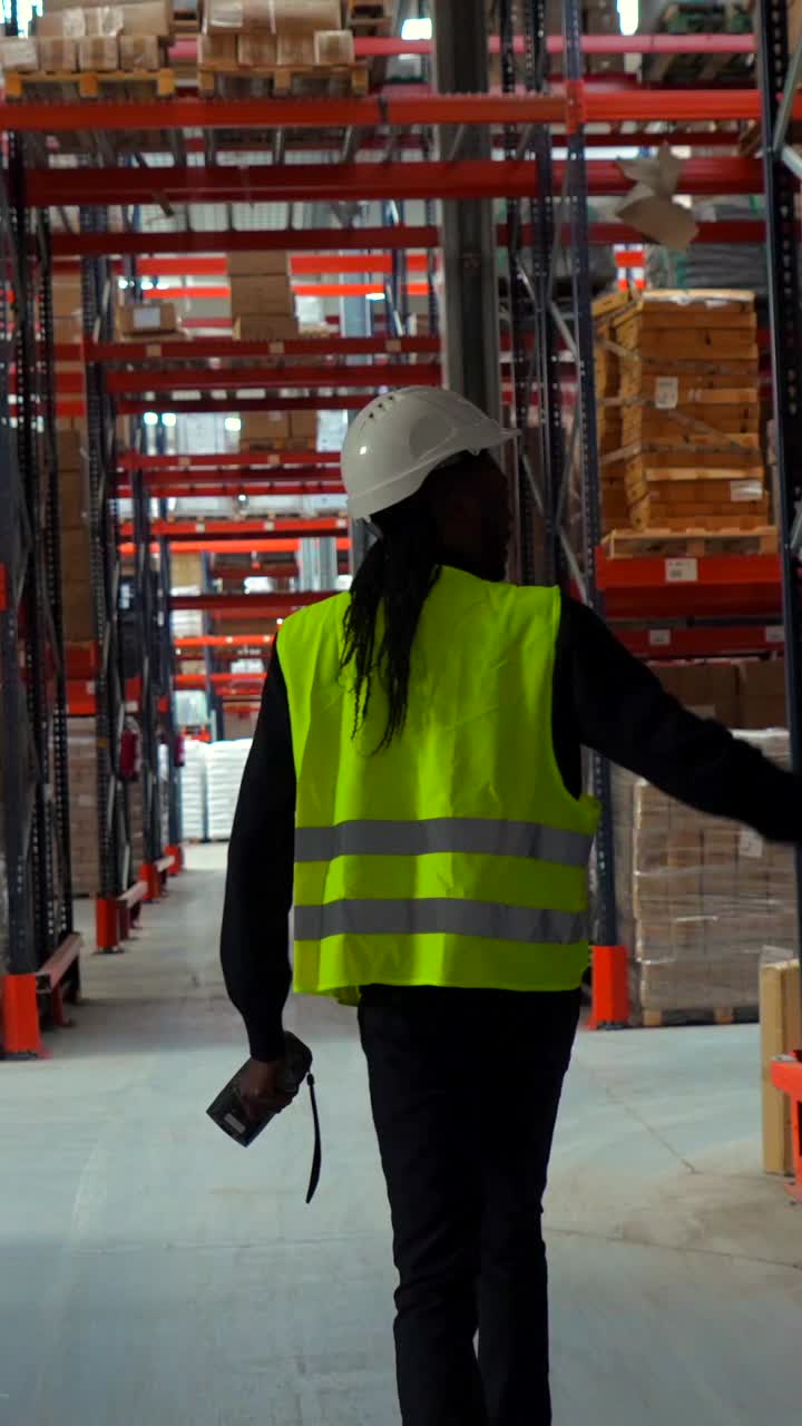 Magazziniere che percorre una corsia scansionando l'inventario