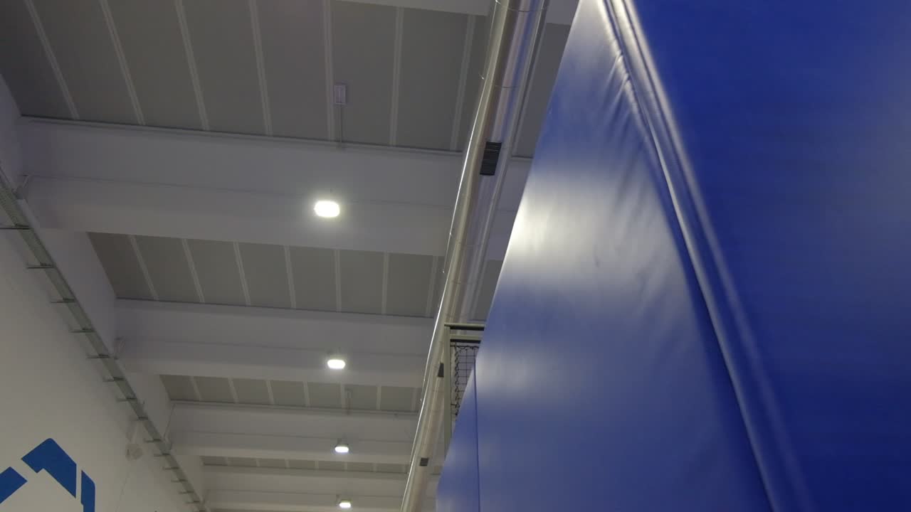 atleta saltando al pozo de espuma