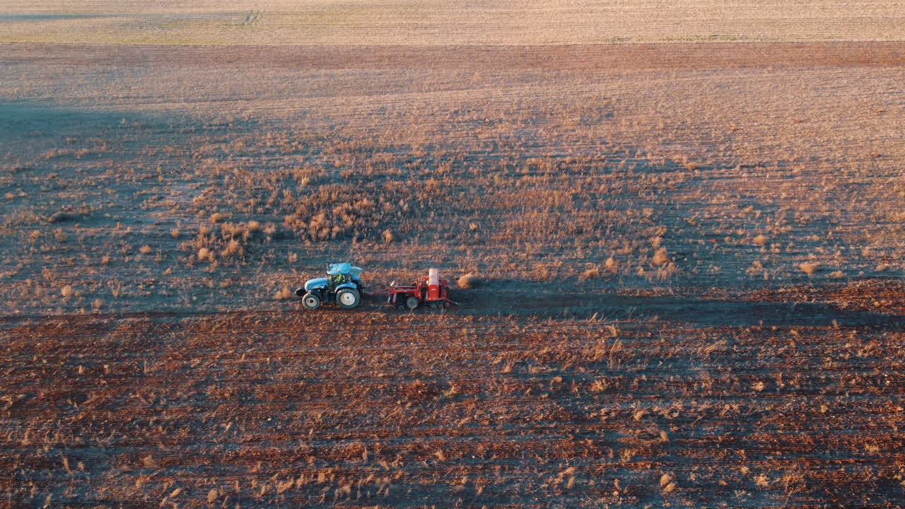 에서 트랙터 를 심는 것 의 공중 사진