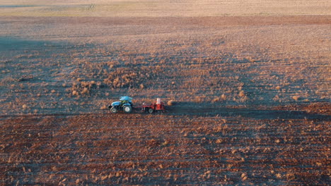 vista aérea de un tractor plantando en un campo