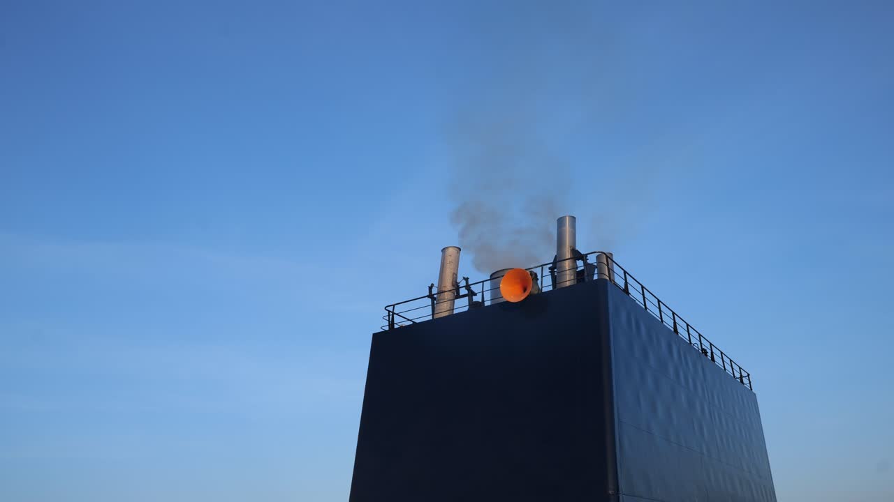 el motor principal del ferry está funcionando, y el humo blanco viene de la chimenea