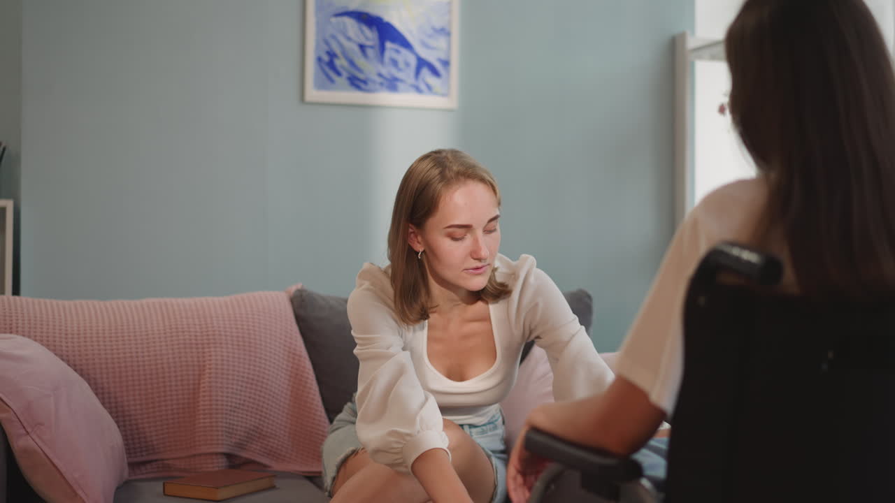 mulher loira move parceiro paralisado em cadeira de rodas mais perto