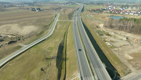 pueblo polaco en el campo al lado de la carretera en el sol