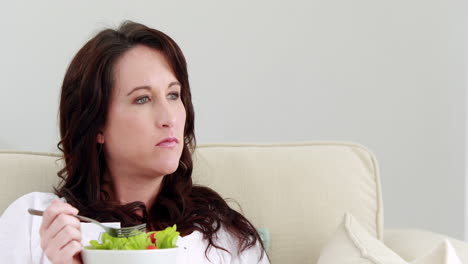 Pregnant-woman-eating-salad