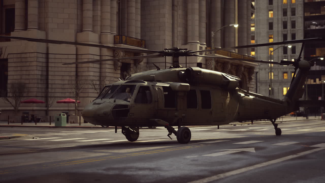 helicóptero militar aterrizando en la ciudad por la noche