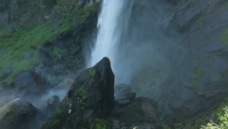 salpicaduras de agua en las rocas en el fondo de la cascada de foroglio en suiza