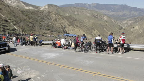 lapso de tiempo del pelotón durante la gira de 2007 de la carrera ciclista de california pasando por el cañón balcom cerca de santa paula california