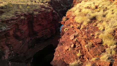 mujer en el desierto de pie en el borde del acantilado en karagini en australia occidental, órbita aérea