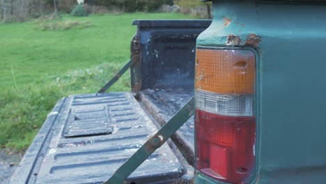 Schließen-Der-Heckklappe-Des-Arbeits-Pickup-Trucks