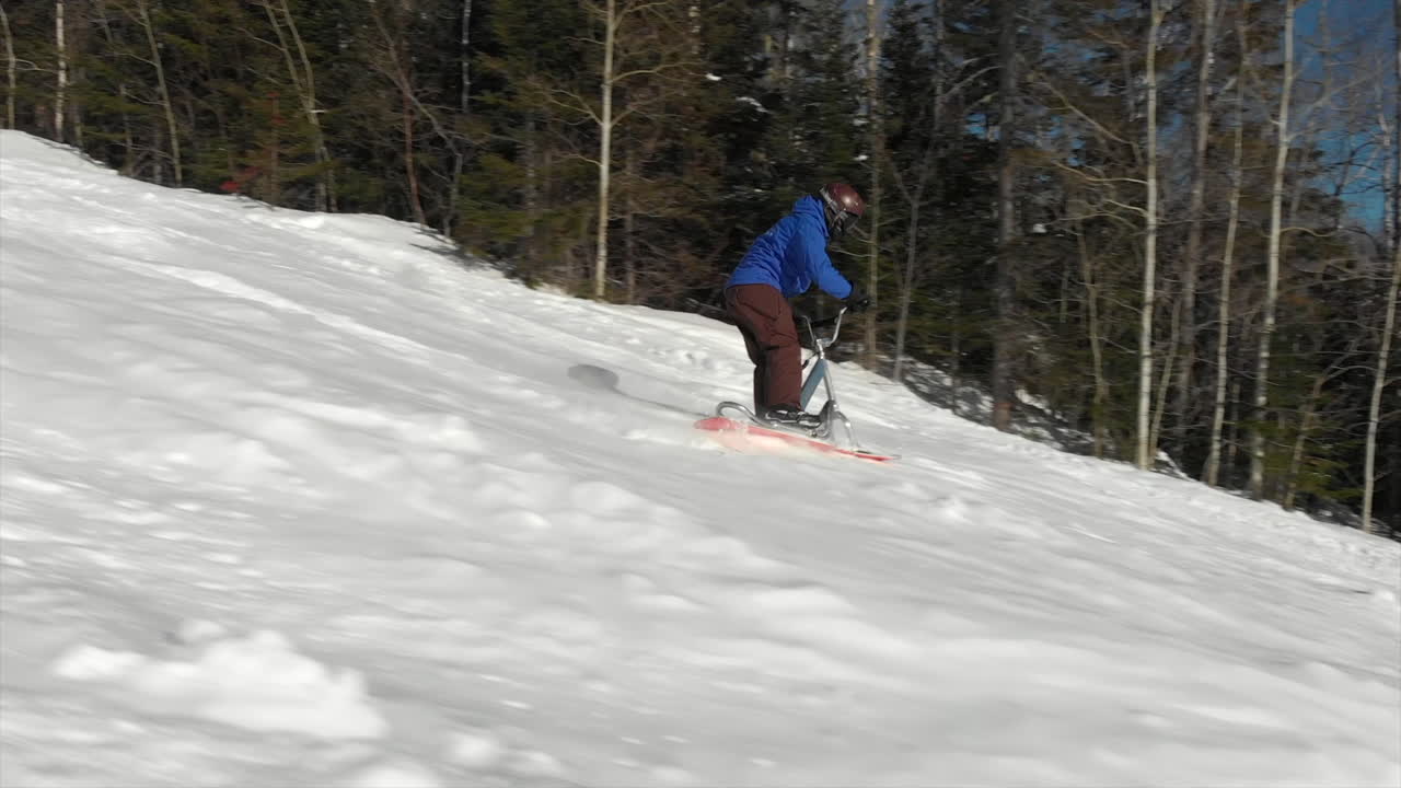 scooter de nieve en una colina de habilidad