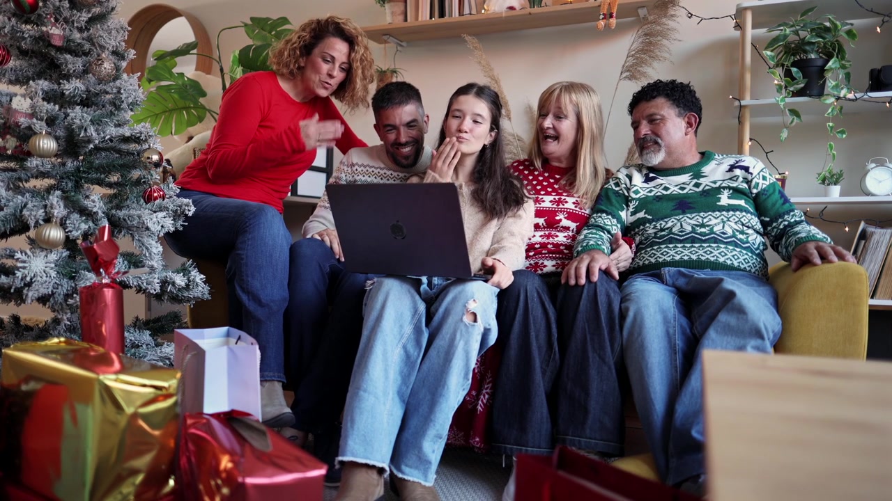 Famiglia Felice in Videochiamata il Giorno di Natale