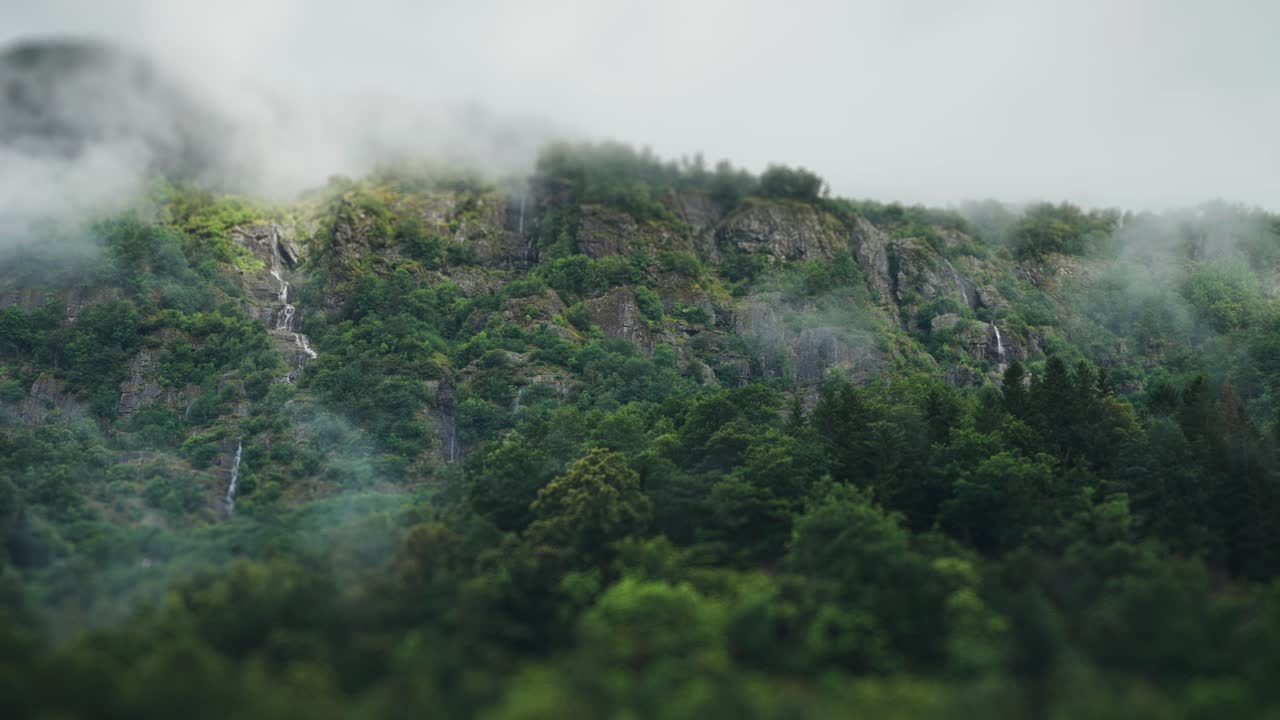 la niebla cuelga sobre los acantilados cubiertos de bosque y las cascadas.