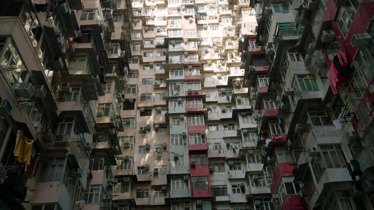 Complexo de Cinco Blocos de Apartamentos Interligados - Edifício Monstro em Quarry Bay, Hong Kong. Tomada Rotativa em Ângulo Baixo.