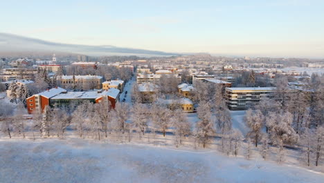 vista aérea de una ciudad nevada en invierno
