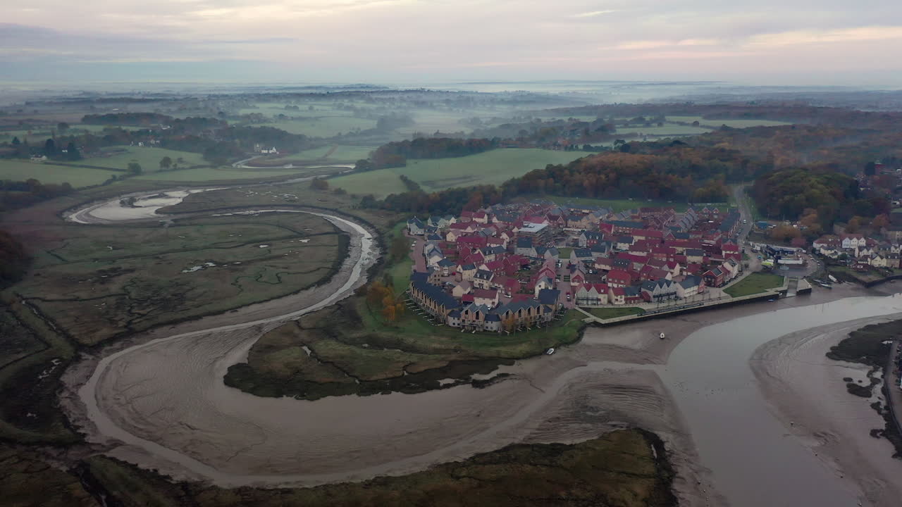 imágenes aéreas avanzando sobre wivenhoe en essex al amanecer con niebla y la curva del río colne