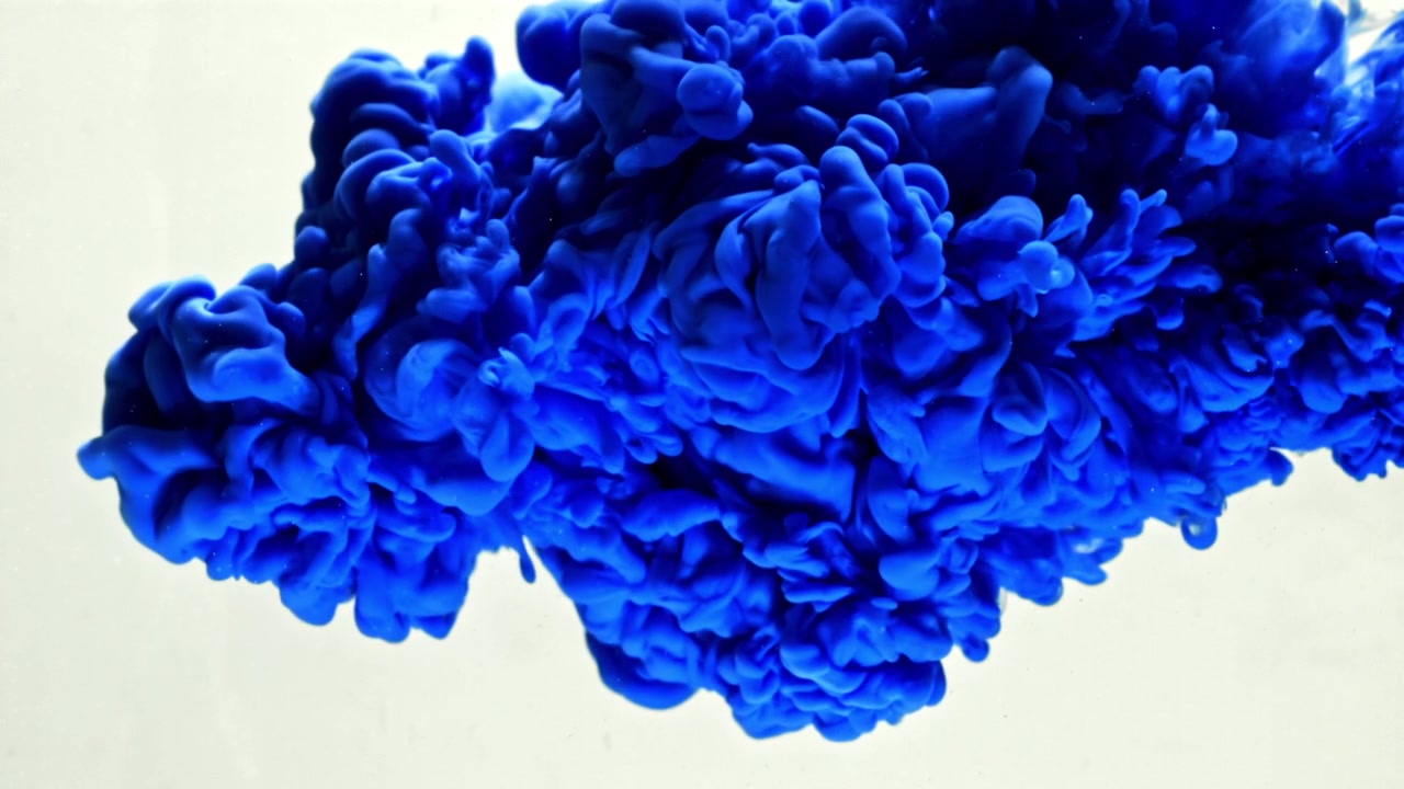 Nuvola astratta di inchiostro blu che si dissolve in un liquido