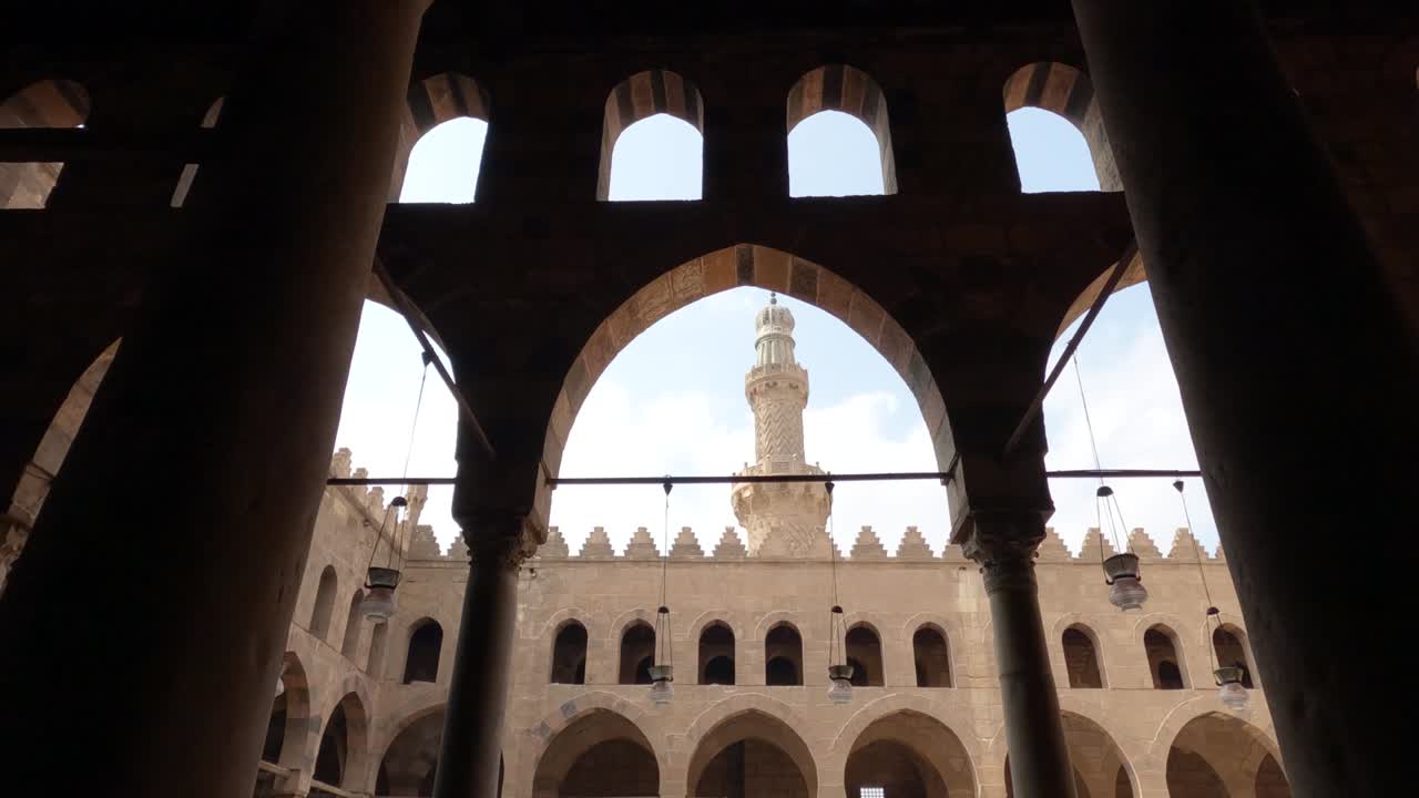 minarete visto desde el patio de la mezquita del sultán al-nasir muhammad ibn qalawun, ciudadela salah al-din al-ayyubi en el cairo en egipto. ángulo bajo
