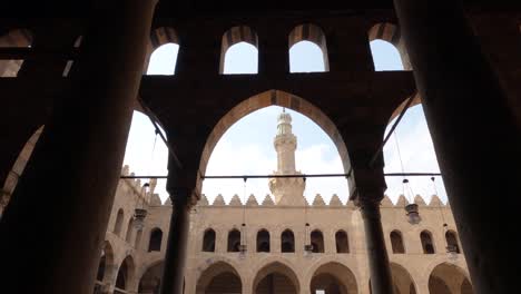 minaret widoczny z dziedzińca meczetu sułtana al-nasira muhammada ibn qalawun, cytadeli salah al-din al-ayyubi w kairze w egipcie.