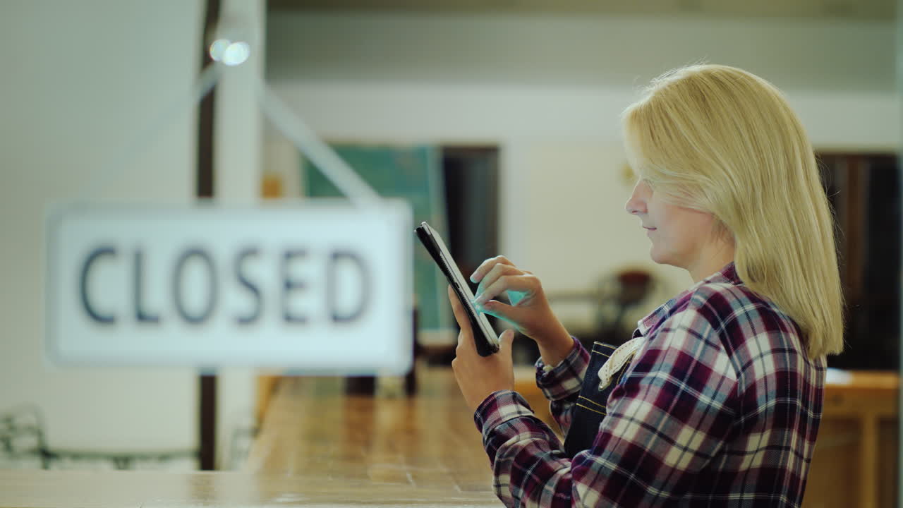 여자 청소부 아줌마가 문을 닫은 후 바에서 바를 닦습니다.