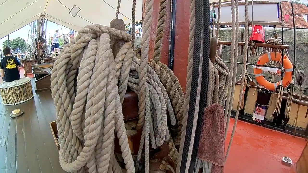 Ripresa panoramica dell'albero di una nave pirata d'epoca - sartiame