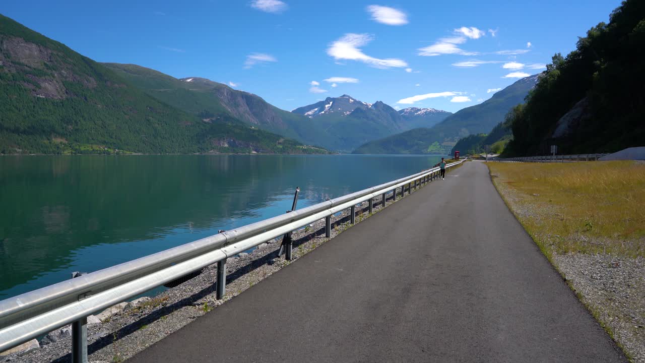 야외에서 조 ⁇ 을 하는 여자