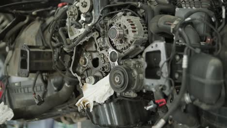 motor de automóvil desmontado en un taller de reparación