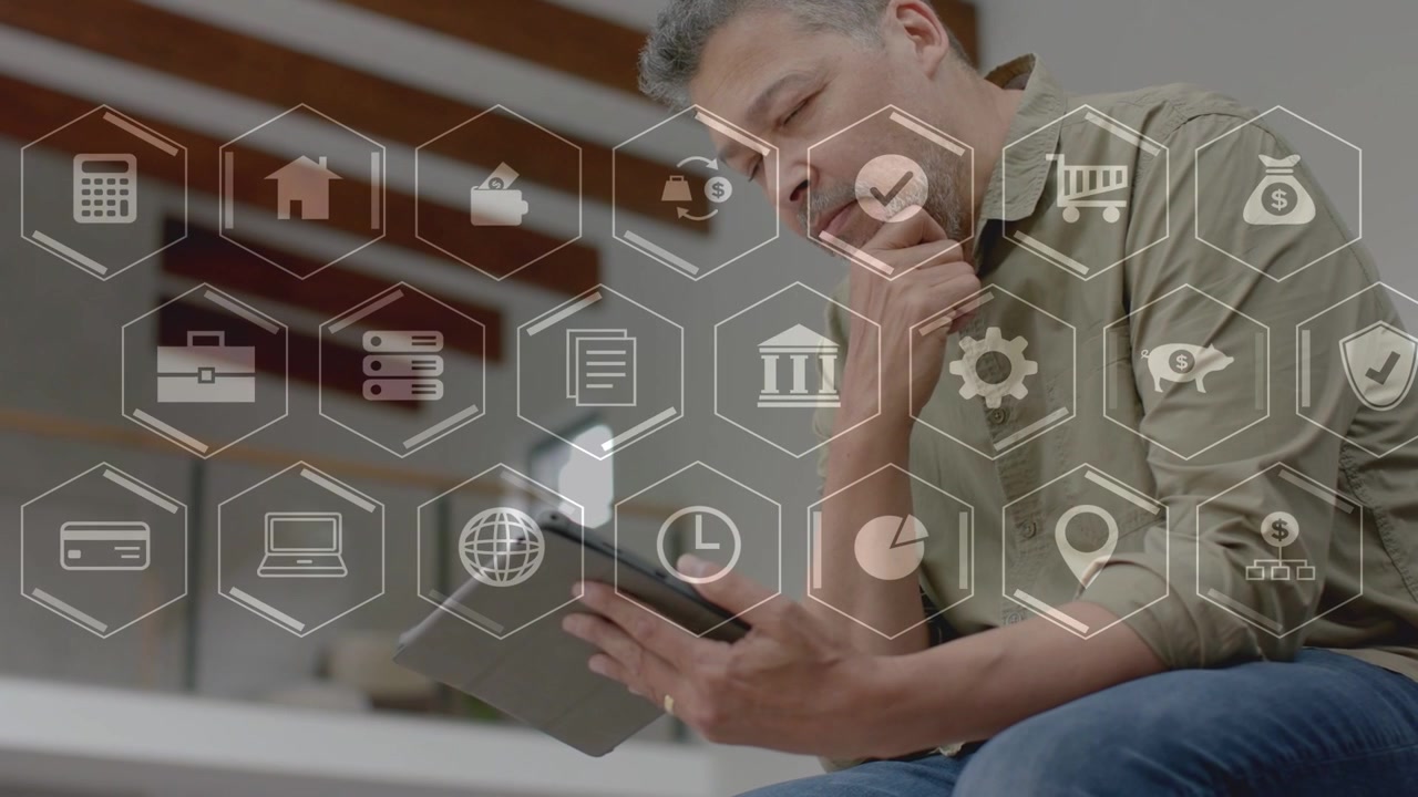 Ícones hexagonais aparecendo, homem inclinando tablet, apoiando o queixo, analisando opções financeiras.