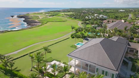 Villas-De-Lujo-Con-Piscinas-En-El-Campo-De-Golf-De-Corales,-Resort-Y-Club-De-Puntacana-En-República-Dominicana---Toma-Aérea-De-Drones