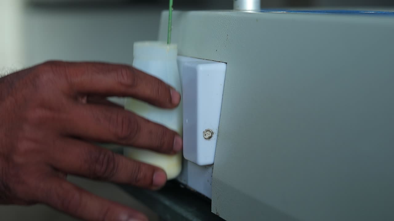 análisis y ensayo de productos lácteos en un dispositivo moderno. laboratorio de ensayo de una fábrica de leche